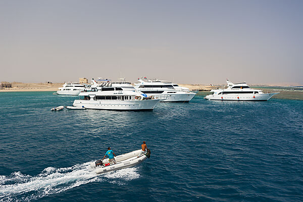 Tauchboote in Marsa Tahir Bucht
