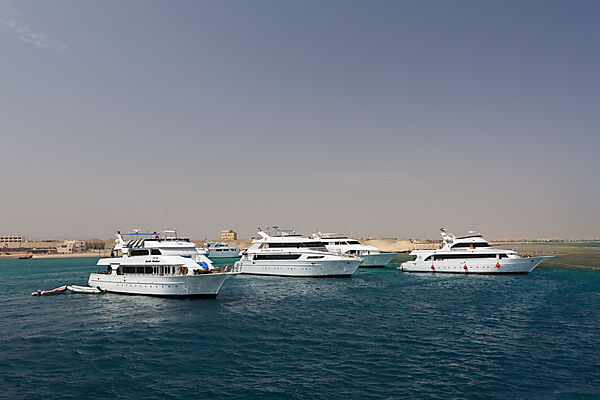 Tauchboote in Marsa Tahir Bucht