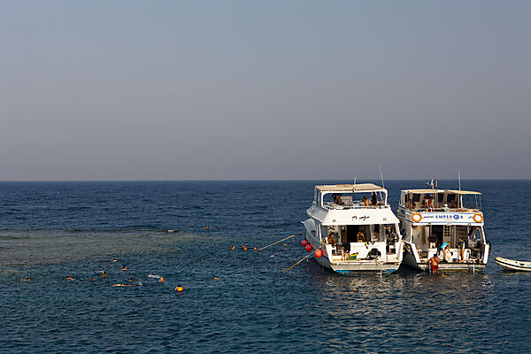 Tauchboote in Marsa Tahir Bucht