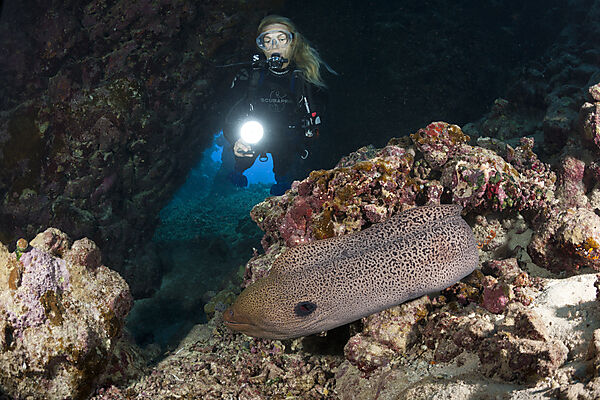 Taucher in Unterwasserhoehle