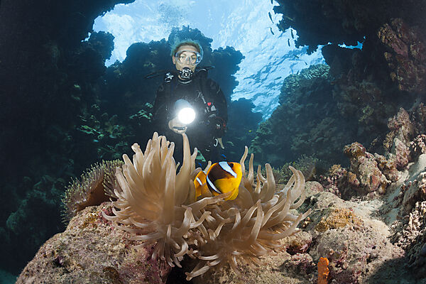 Taucher in Unterwasserhoehle