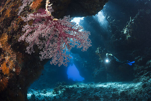 Taucher in Unterwasserhoehle