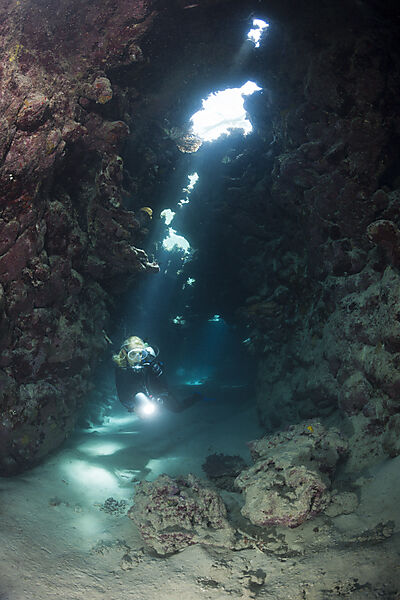 Taucher in Unterwasserhoehle