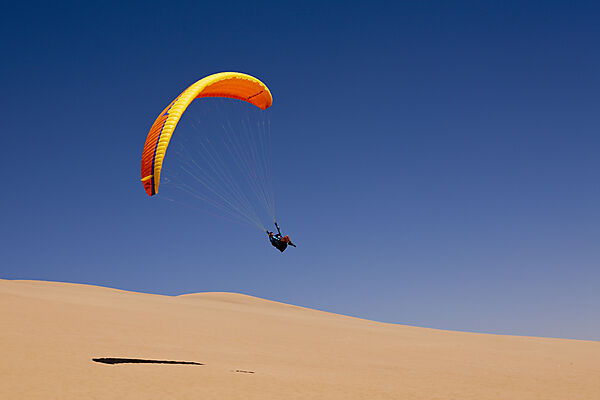 Gleitschirmfliegen an den Duenen der Namib Wueste