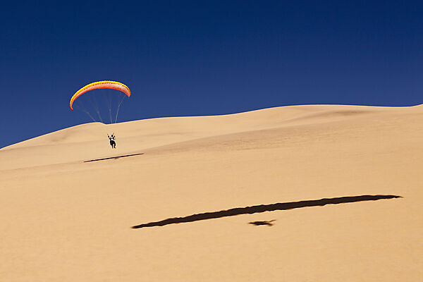 Gleitschirmfliegen an den Duenen der Namib Wueste