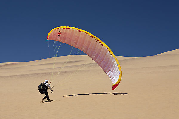 Gleitschirmfliegen an den Duenen der Namib Wueste