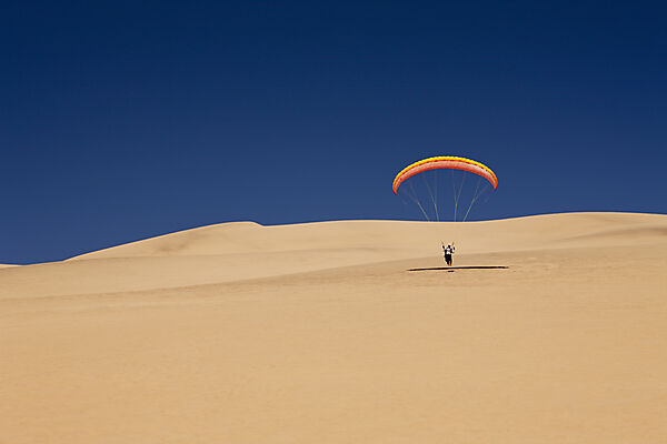 Gleitschirmfliegen an den Duenen der Namib Wueste