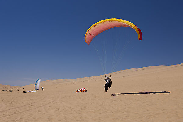 Gleitschirmfliegen an den Duenen der Namib Wueste