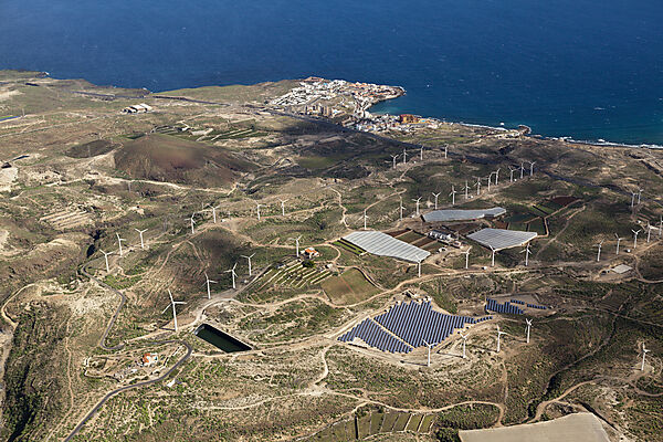 Luftaufnahme Solaranlagen und Windkraftanlagen