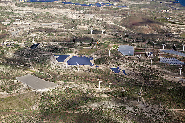 Luftaufnahme Solaranlagen und Windkraftanlagen