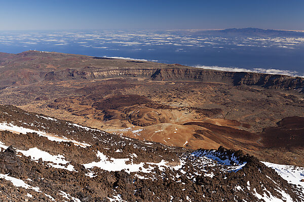 Blick vom Teide Gipfel in die Kraterlandschaft des Teide Nationalparks