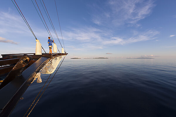 Mit dem Schiff in der Triton Bay