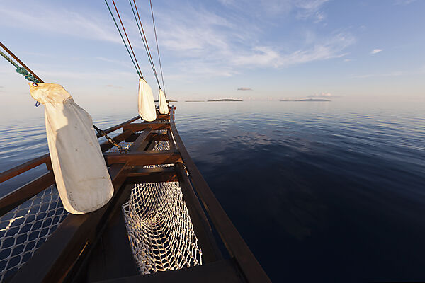 Mit dem Schiff in der Triton Bay