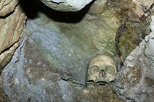 Alte Schaedel in den Rock Islands bei Malwawa