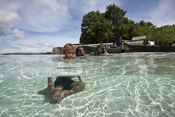 Kinder spielen in Lagune, Florida Islands, Salomonen