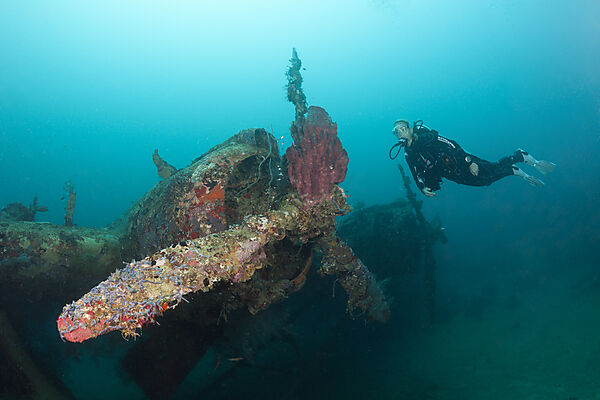 Taucher am Kawanishi H6K5 Flugboot Wrack, Florida Islands, Salomonen