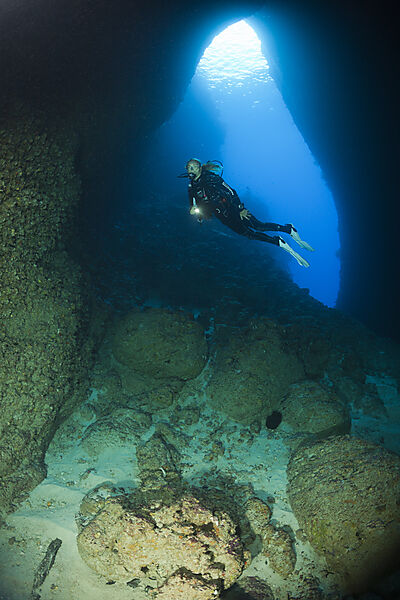 Taucher in Bat Caves, Russell-Inseln, Salomonen