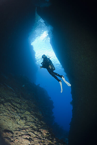 Taucher in Bat Caves, Russell-Inseln, Salomonen