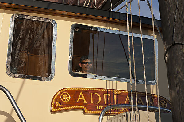 Kapitaen auf dem Tauch-Kreuzfahrtschiff SS Adelaar, Komodo Nationalpark, Indonesien