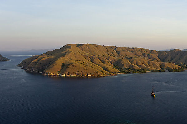 Blick ueber die Bucht von Gili Lawa Darat, Komodo Nationalpark, Indonesien