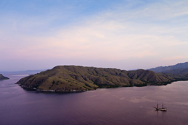 Blick ueber die Bucht von Gili Lawa Darat, Komodo Nationalpark, Indonesien