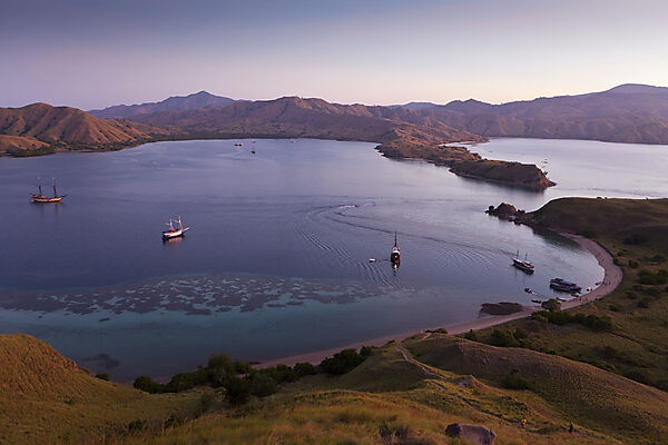 Blick ueber die Bucht von Gili Lawa Darat, Komodo Nationalpark, Indonesien