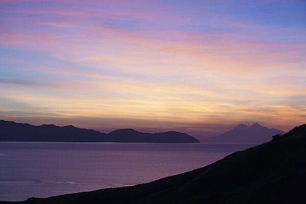 Blick ueber die Bucht von Gili Lawa Darat, Komodo Nationalpark, Indonesien