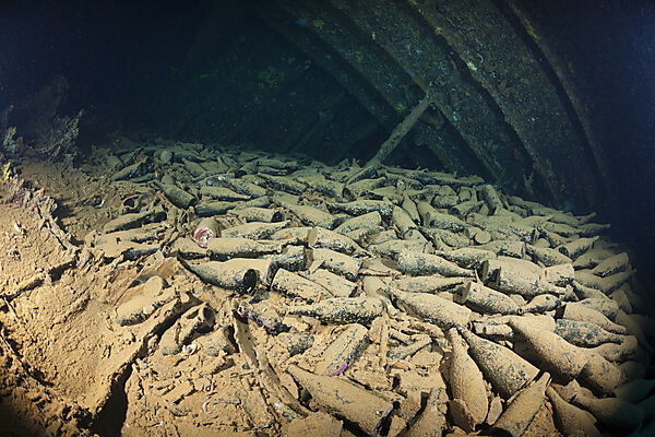 Flaschen im Wrack der Umbria, Wingate Riff, Rotes Meer, Sudan