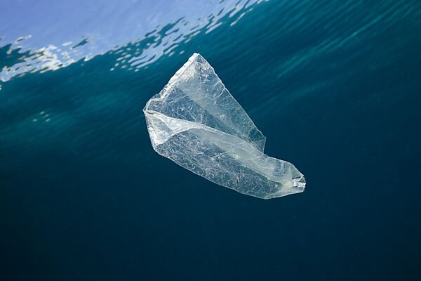 Plastiktuete treibt im Meer, Indopazifik