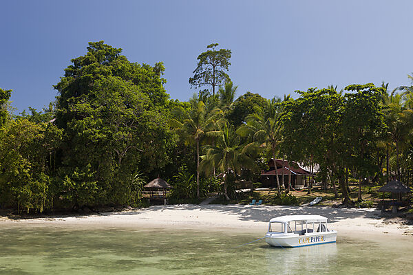 Strand des Capepaperu Resort, Ambon, Molukken, Indonesien