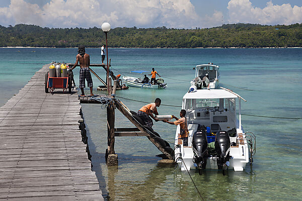 Tauchflaschen werden auf Tauchschiff geladen, Ambon, Molukken, Indonesien