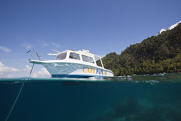 Tauchschiff des Capepaperu Resort, Ambon, Molukken, Indonesien