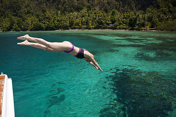 Kopfsprung ins Meer, Ambon, Molukken, Indonesien