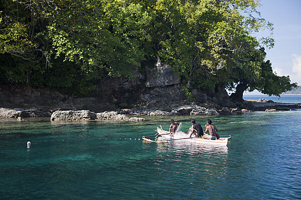 Fischer ziehen Netz ein, Ambon, Molukken, Indonesien