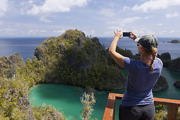 Rock Islands der Insel Penemu, Raja Ampat, West Papua, Indonesien