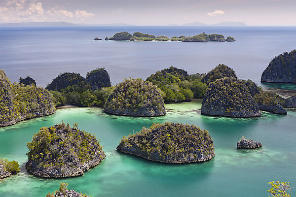 Rock Islands der Insel Penemu, Raja Ampat, West Papua, Indonesien