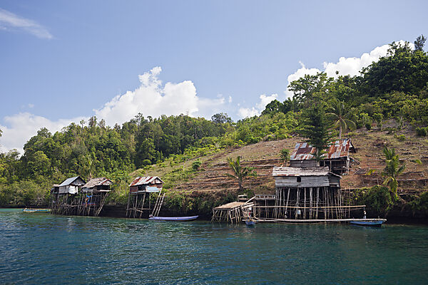 Traditionelle Haeuser auf Stelzen, Gam, Raja Ampat, West Papua, Indonesien