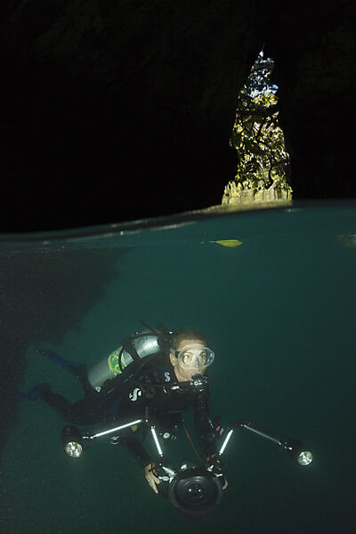 Taucher in Hoehle, Raja Ampat, West Papua, Indonesien