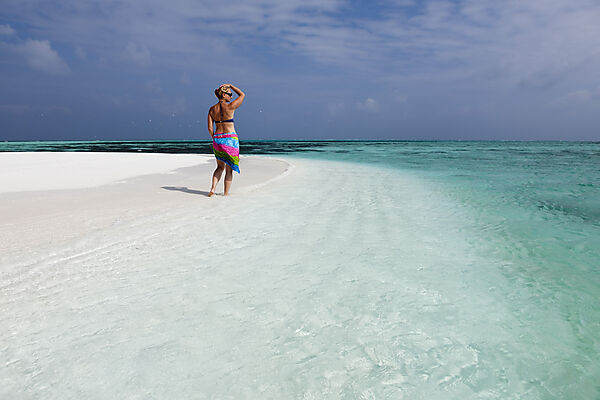 Touristin auf Sandbank, Felidhu Atoll, Malediven