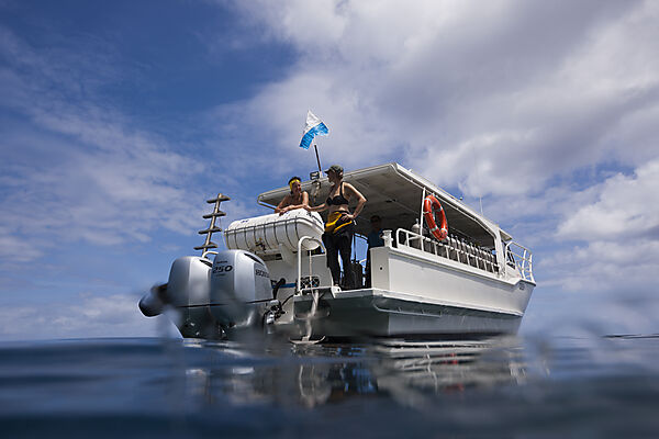 Diver spend time on surface intervall, Christmas Island, Australia