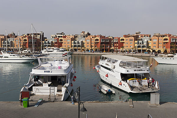Tauchboote im Hafen von Hurghada, Rotes Meer, Aegypten