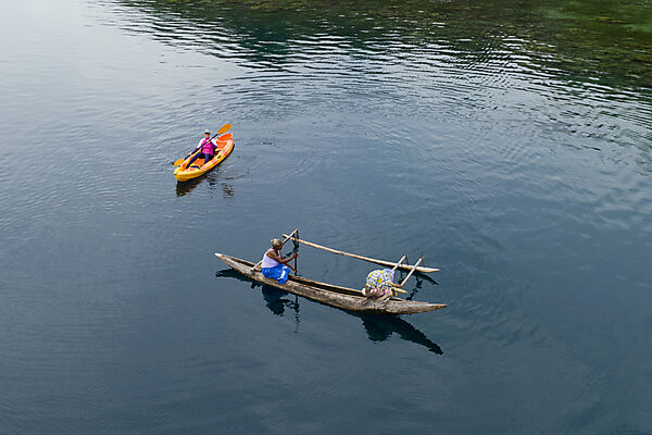 Frau mit Auslegerboot, Cape Nelson, Oro Provinz, Papua Neuguinea