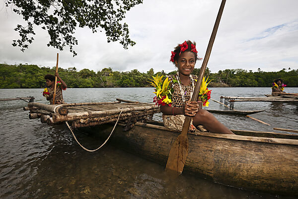 Maedchen rudert Auslegerboot, Tufi, Oro Provinz, Papua Neuguinea