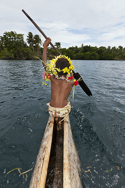 Maedchen rudert Auslegerboot, Tufi, Oro Provinz, Papua Neuguinea