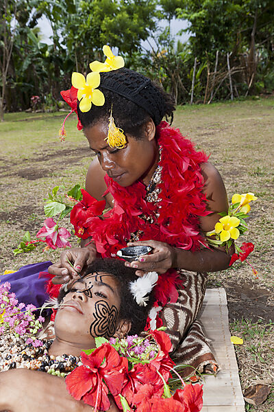 Demonstration der traditionellen Gesichtstaetowierung, Tufi, Oro Provinz, Papua Neuguinea