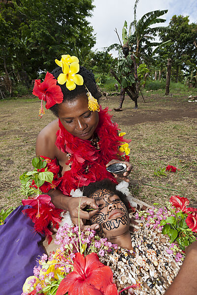 Demonstration der traditionellen Gesichtstaetowierung, Tufi, Oro Provinz, Papua Neuguinea