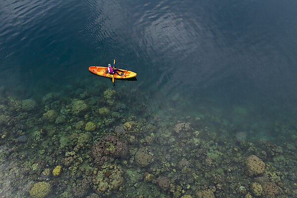 Kajaken in Fjords bei Tufi, Tufi, Cape Nelson, Papua Neuguinea