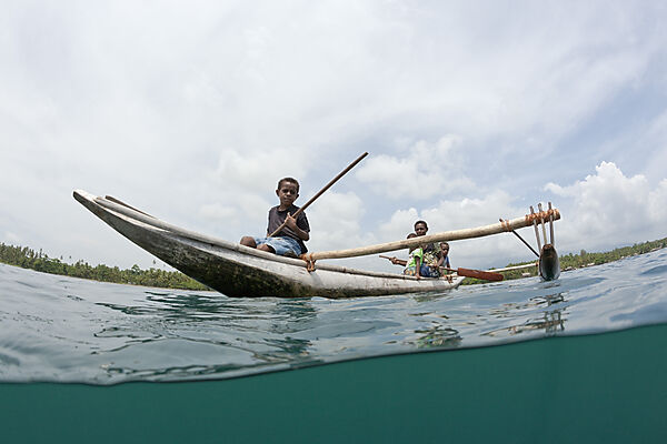 Familie mit Auslegerboot, Tufi, Cape Nelson, Papua Neuguinea