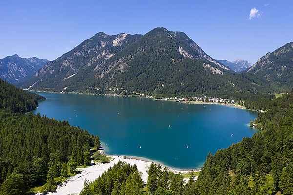 Plansee mit Blick nach Westen auf Soldatenkoepfle und Hochjoch, Tirol, Oesterreich
