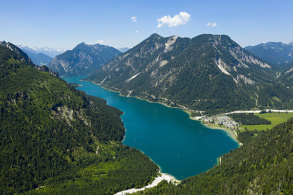 Plansee mit Blick nach Suedwesten auf Soldatenkoepfle und Hochjoch, Tirol, Oesterreich